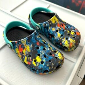 GUC - Boys marbled crocs size c11